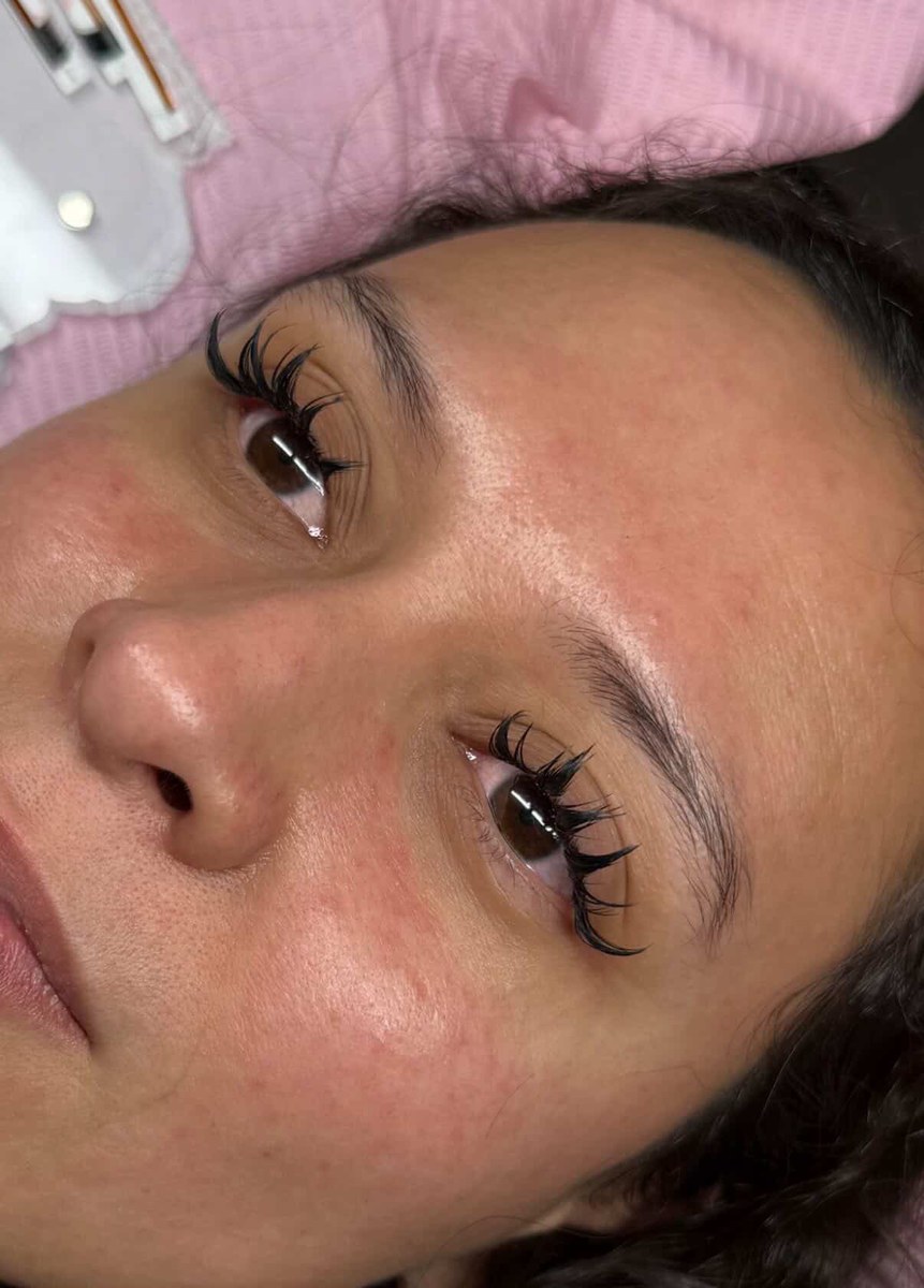 Client with natural wispy lash set