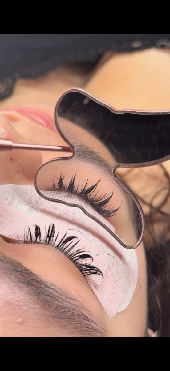 Lash application in progress