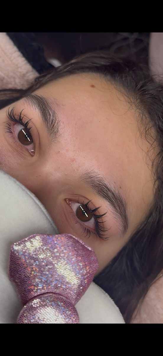 Client with lash set and glitter bow