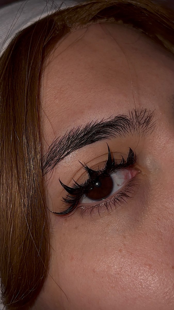 Dramatic wispy spike lash set close-up